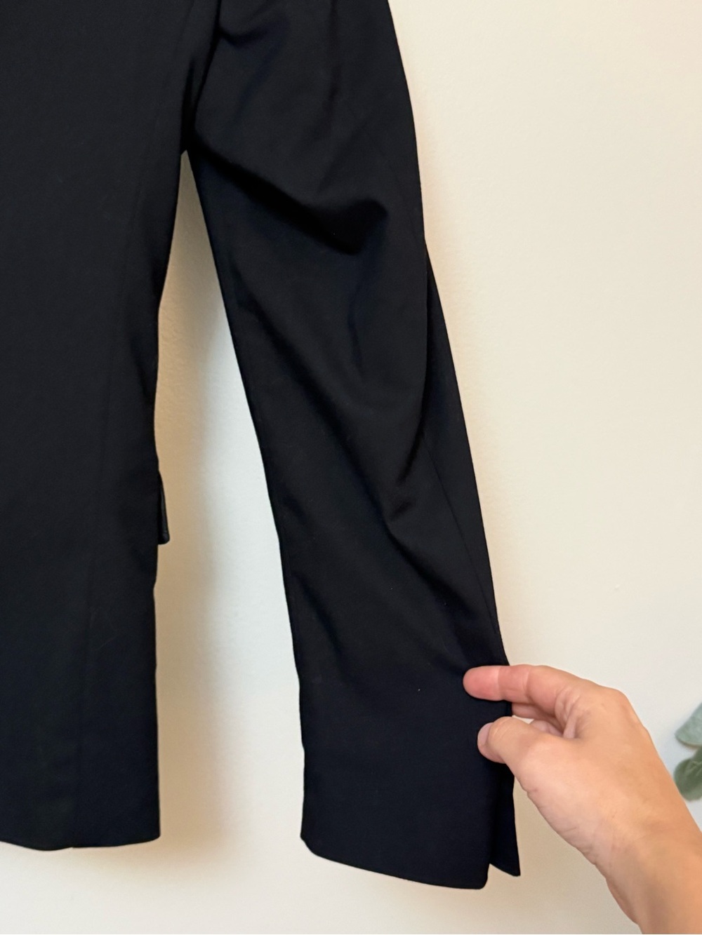 H&M Men's Black Two-Button Blazer - Picture 4 of 10